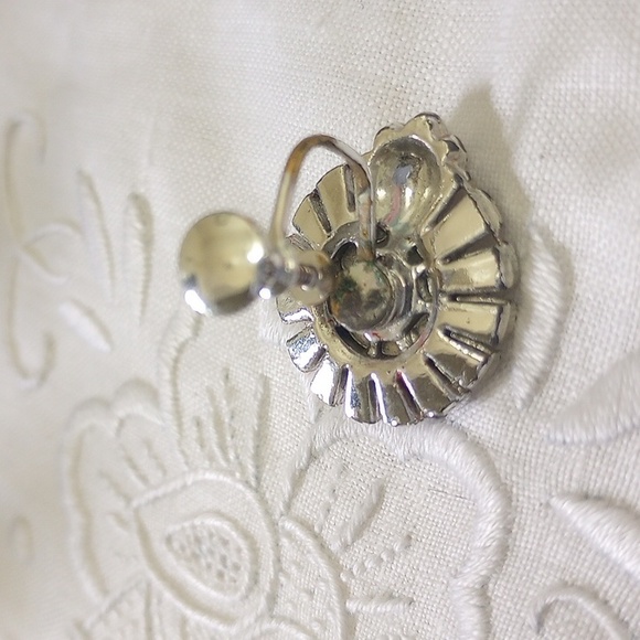 Vintage Starburst button design w large faceted rhinestone screwback earrings - Picture 9 of 11